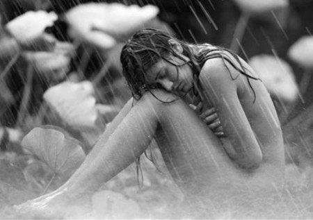 Mujer_desnuda_bajo_la_lluvia