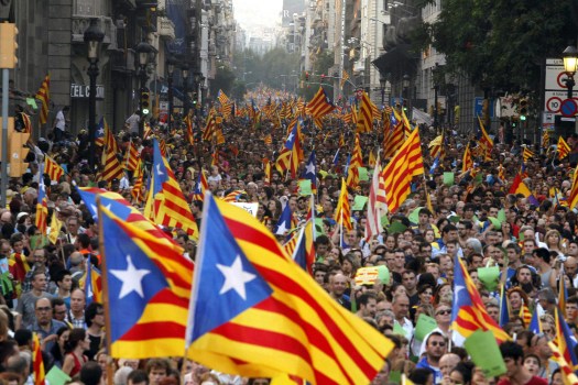 Miles de catalanes se manifiestan para reclamar independencia y pacto fiscal